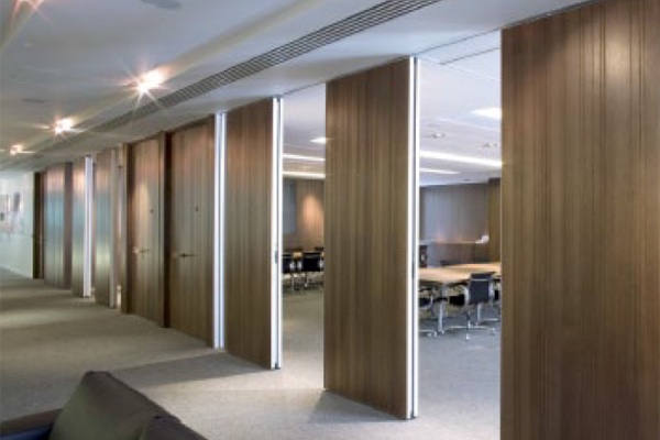 חלוקה גמישה ומודולארית במשרדים ואולמות באמצעות מחיצות אקוסטיות ניידות