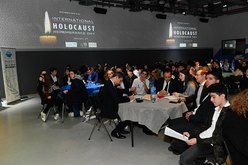 מאות בני נוער בציון יום הזיכרון הבינלאומי לשואה